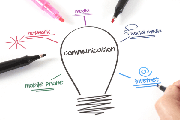 La puissance de la communication web pour les entrepreneurs : média, internet, réseaux sociaux, téléphone portable