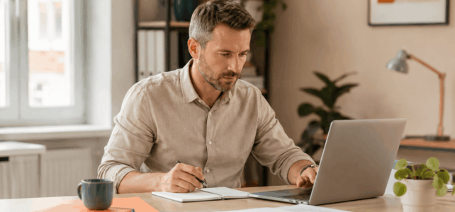 A quel moment faire appel à une assistante indépendante ? Dirigeant de TPE travaillant sur sa gestion administrative avant de faire appel à une assistante indépendante.